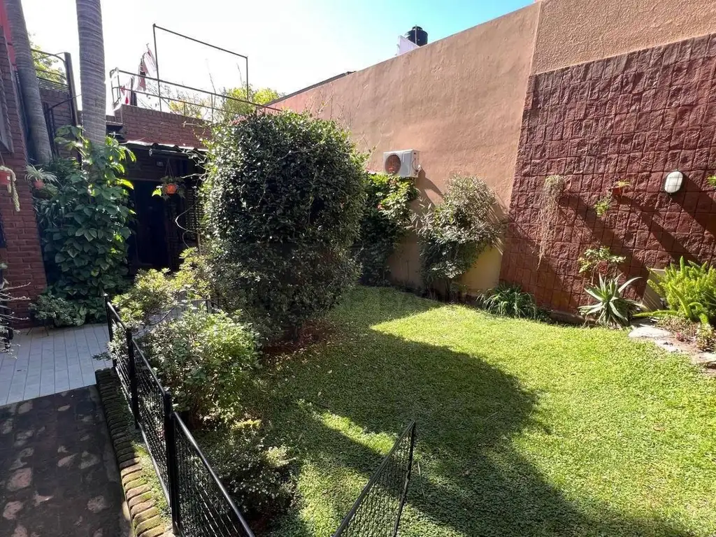 Venta de casa con Jardin en Pompeya