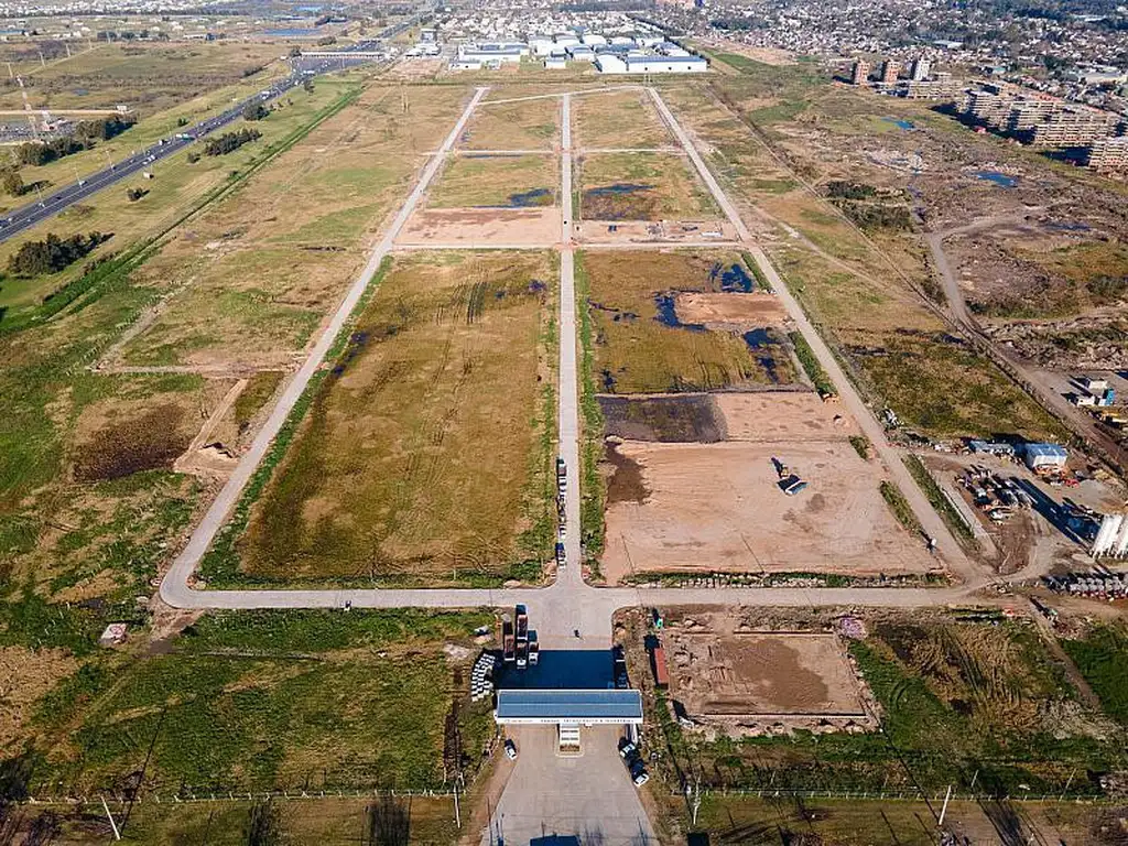 Excelente Parque Industrial en Hudson sobre Autopista Bs As- La Plata. Lotes desde 2000 m2.