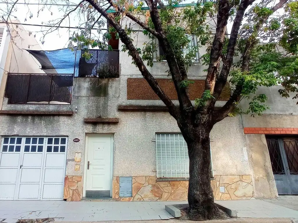 CASA MAS DEPARTAMENTO EN BARRIO AZCUENAGA, GRAN POTENCIAL