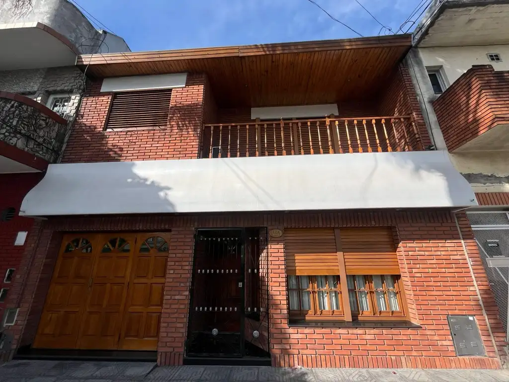 Casa Sobre Lote de 8,66 x 27 con Cochera, Escritorio, Quincho, Fondo y Suitte con Vestidor