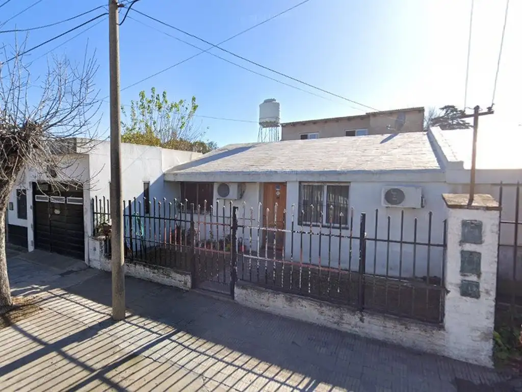 VENTA CASA 2 DORMITORIOS CON COCHERA Y PATIO BV. AVELLANEDA 4500