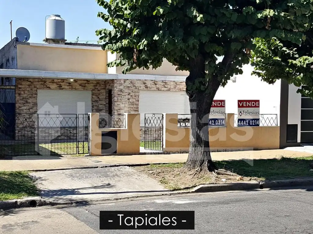 Casa desarrollada en una planta de tres ambientes con pileta