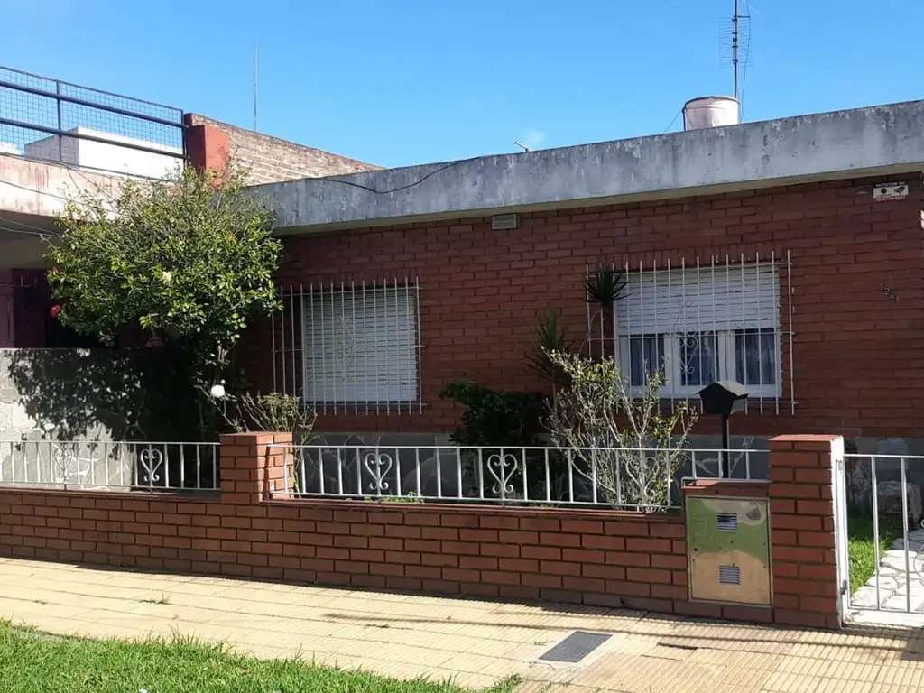 CASA  con COCHERA Y PATIO. BOULOGNE. apta CREDITO