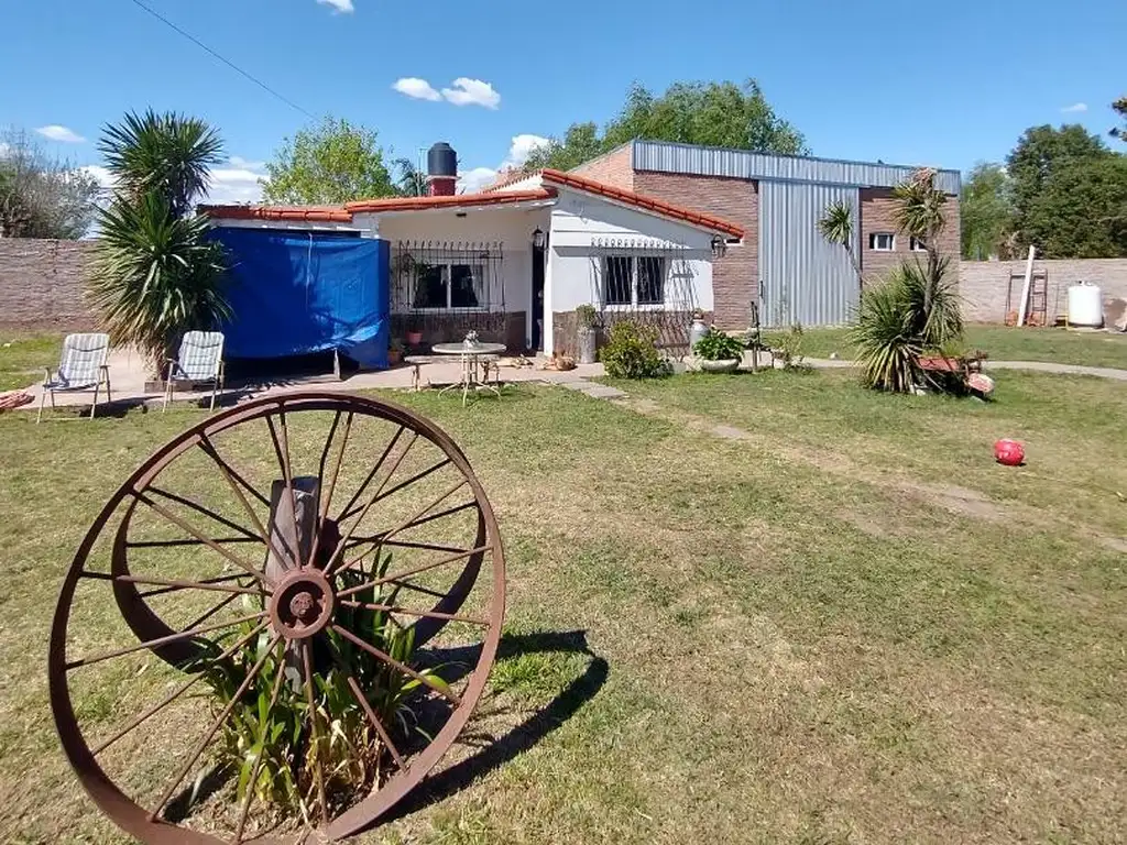 CASA CON PILETA EN ALVAREZ!