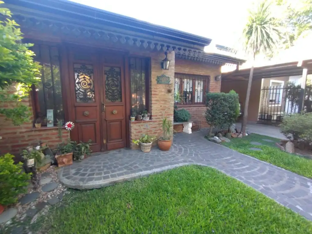 HERMOSA CASA EN VENTA EN LONGCHAMPS