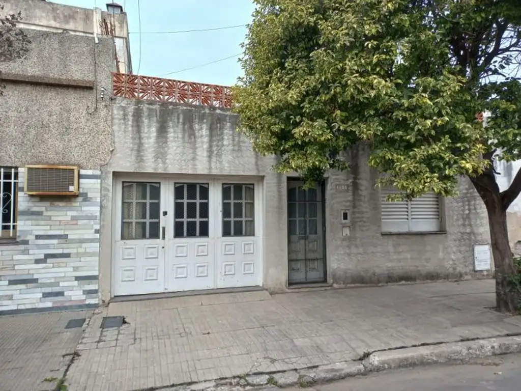 Casa de dos dormitorios a reciclar  .Pasaje Polonia 1255