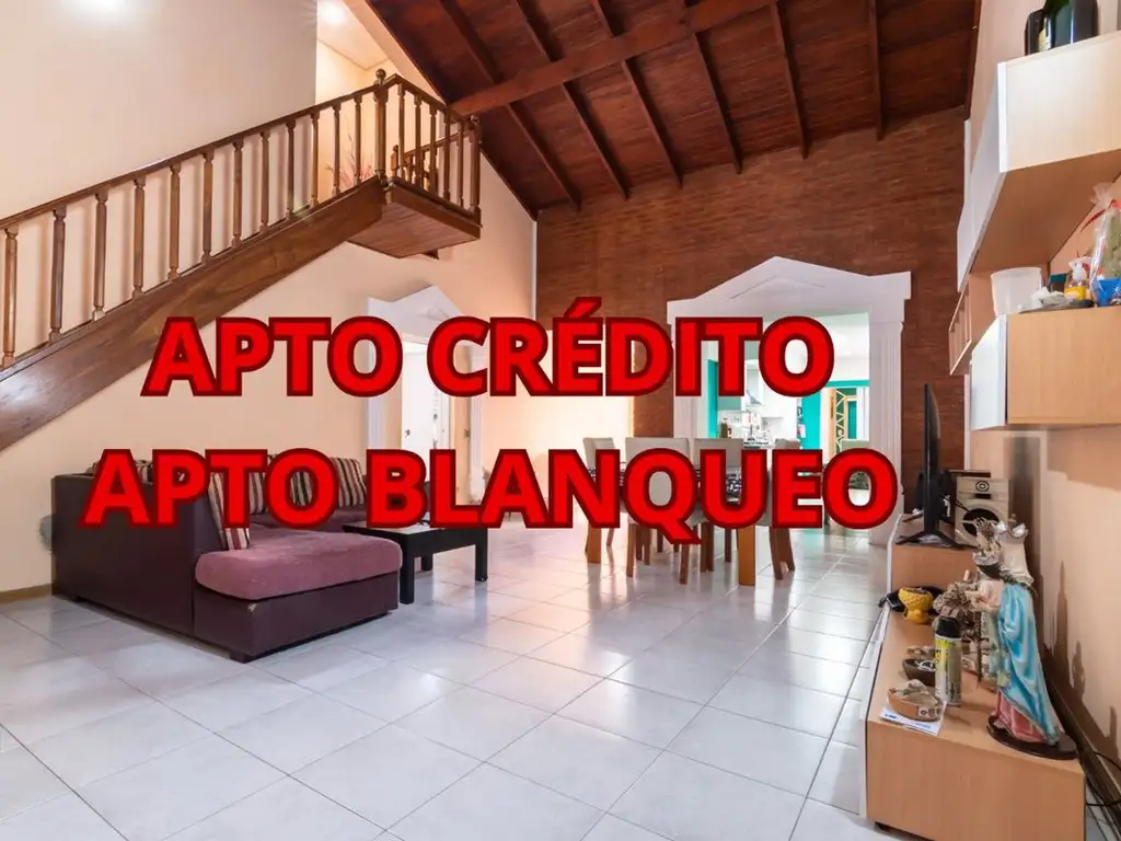 Venta de casa con patio, pileta y quincho