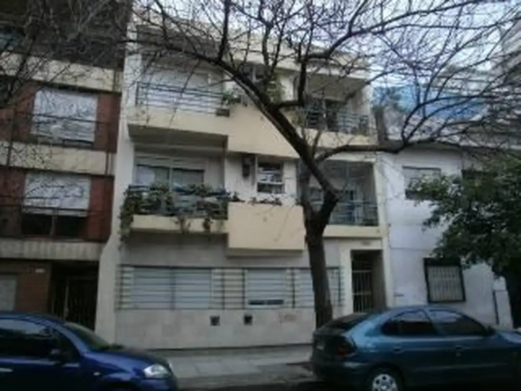 Amplio Monoambiente cocina comedor separada baño balcon contrafrente segundo por escalera