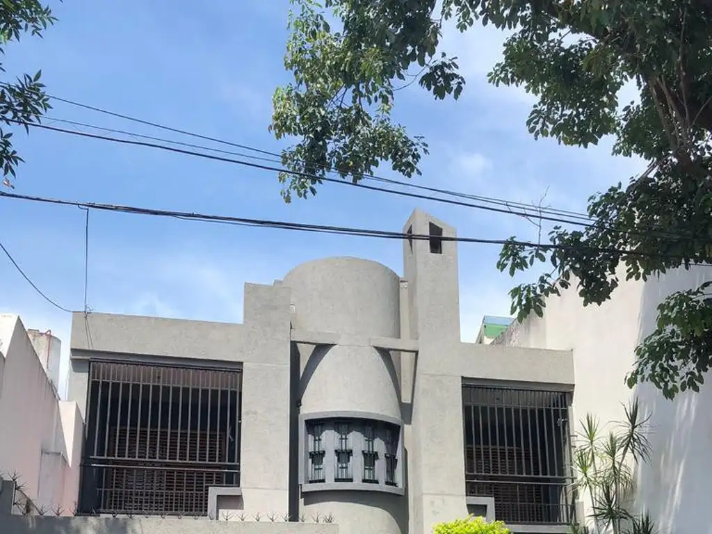 VENDO Excelente casa 6 ambientes con Jardín y piscina en estratégica zona de Liniers