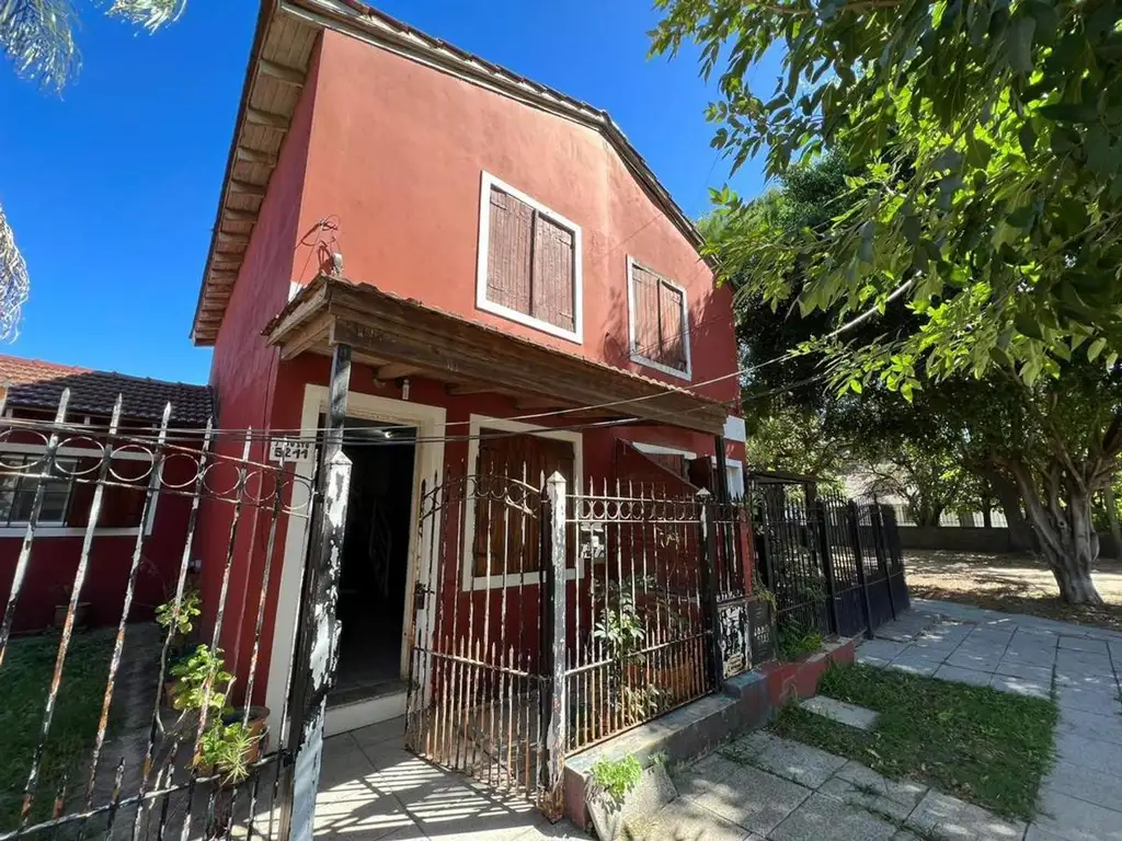 Casa de 3 ambientes con cochera en Venta, J. B Justo 5200!