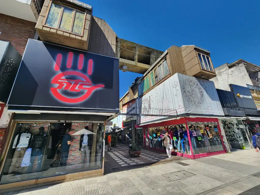 LOCAL COMERCIAL CON SOTANO 32 M2 PEATONAL BELGRANO. SE VENDE CON RENTA HASTA ENERO 2027