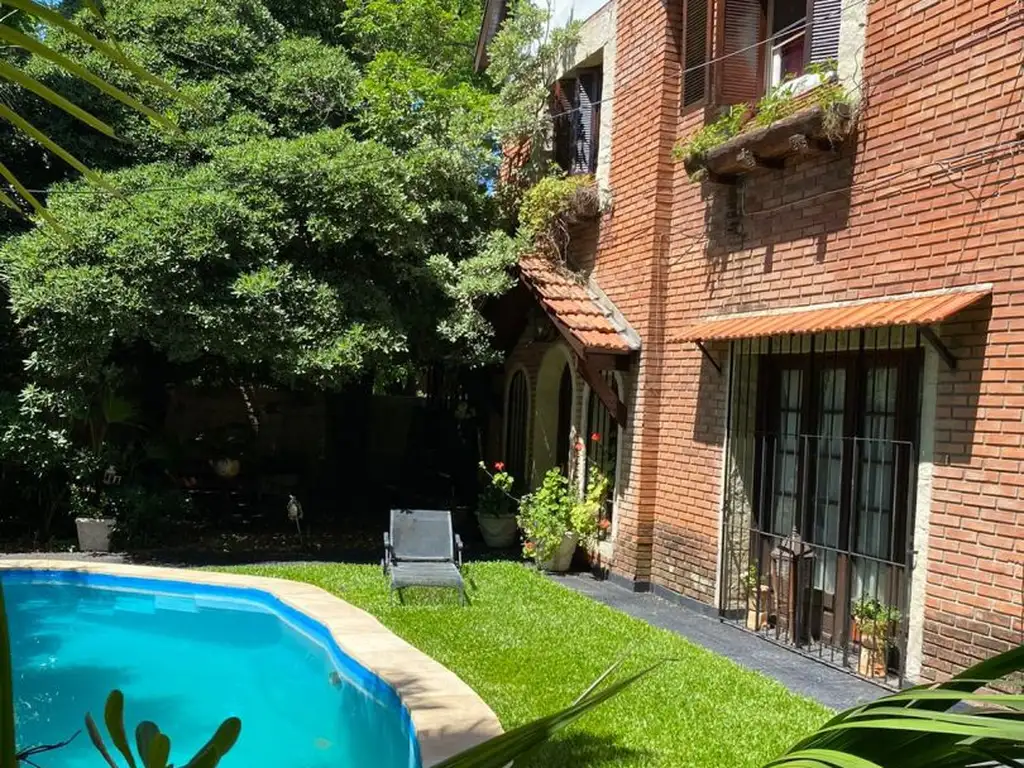 Venta Casa en Olivos de 6 AMBIENTES 3 DORMITORIOS CON PILETA