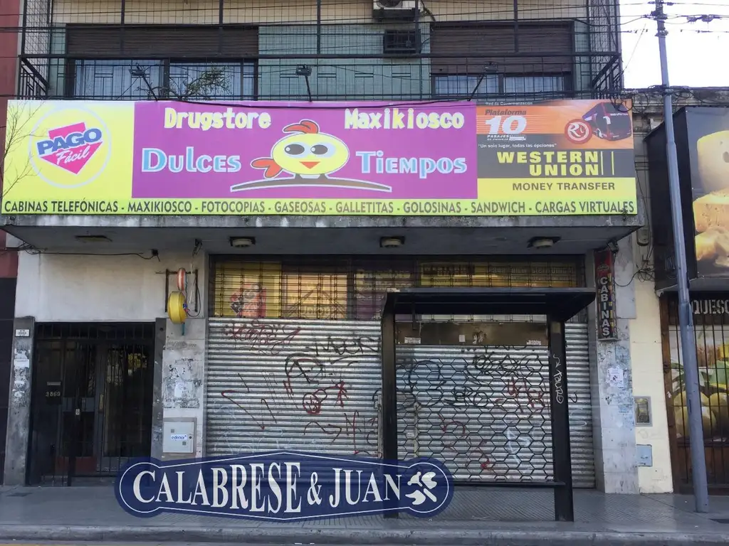 Local comercial frente a la plaza