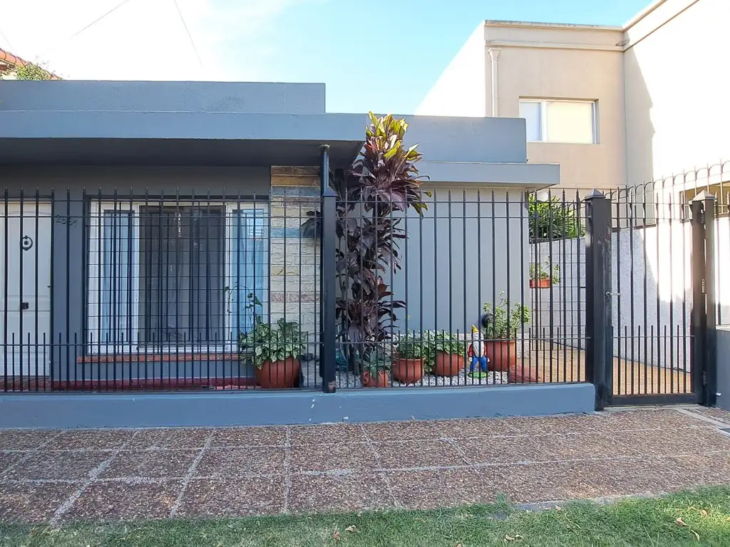 Casa Americana, ubicada a pocas cuadras de la estación de Castelar Norte