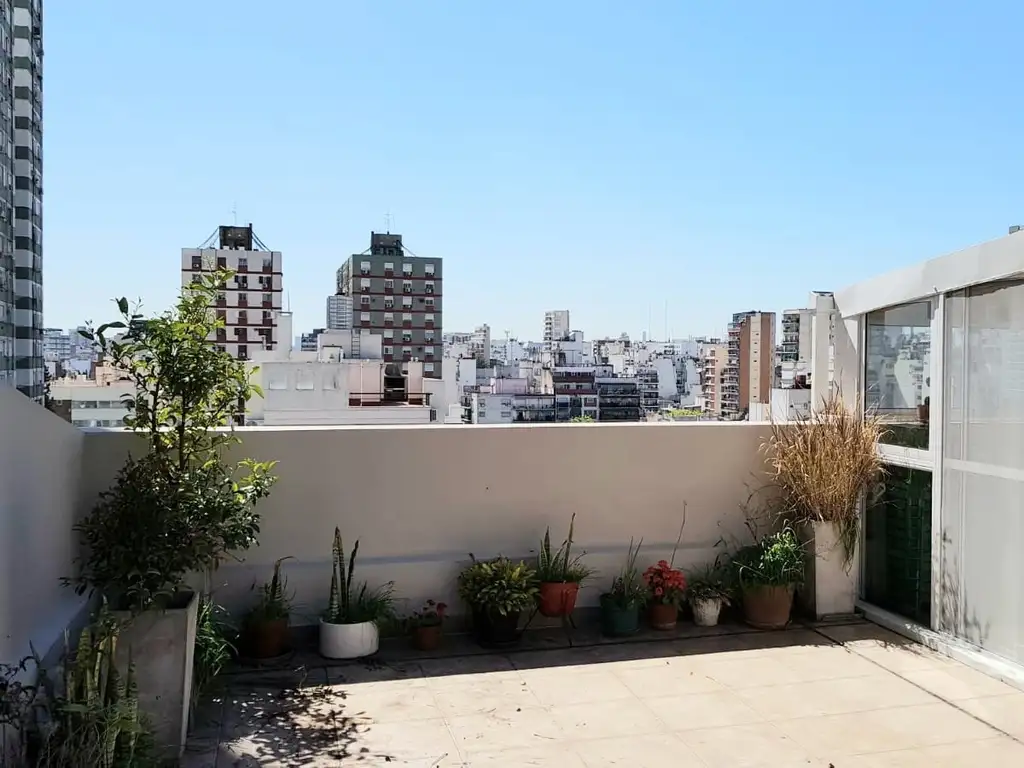 Excelente semipiso con gran terraza propia, quincho y cochera