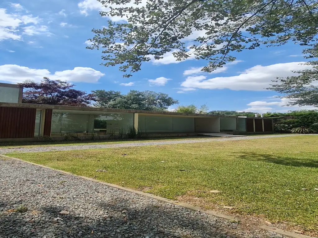 Espectacular casa en Club de Campo Santa María de Luján en alquiler.