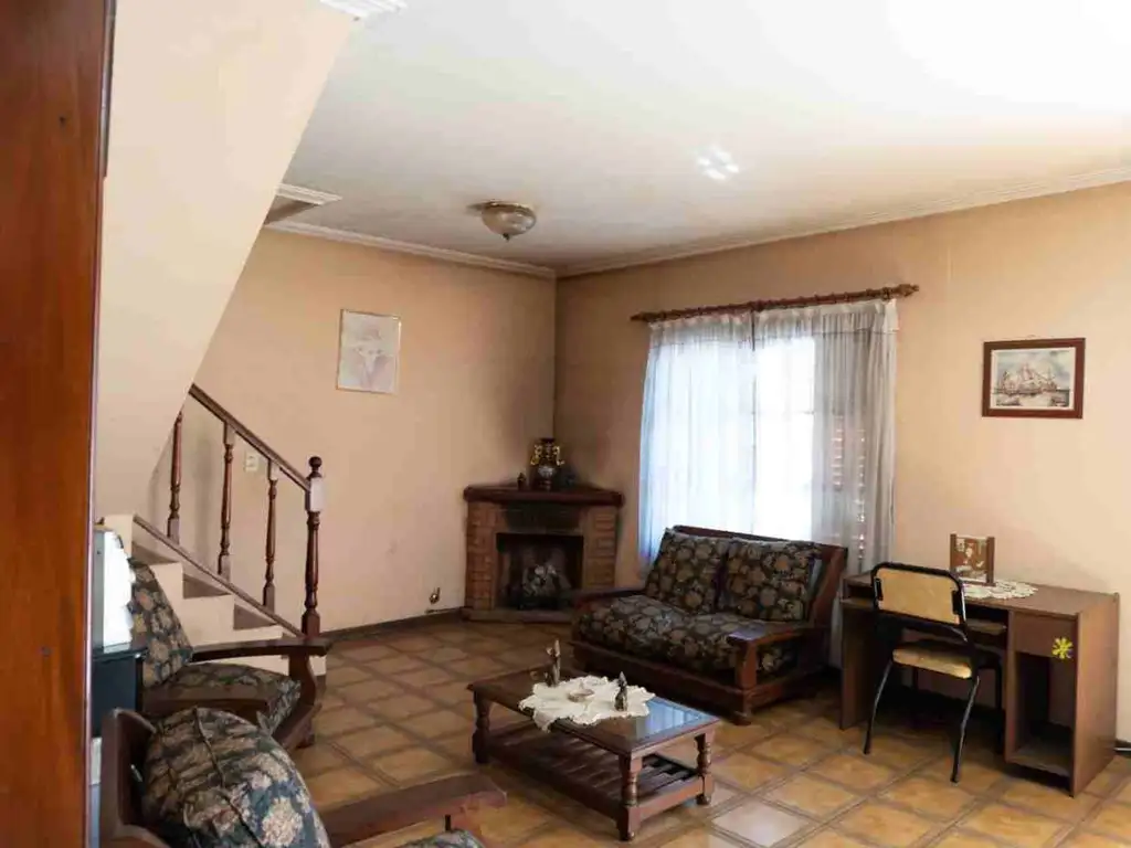 VENTA CASA 5 AMBIENTES CON PATIO Y GARAGE BERNAL