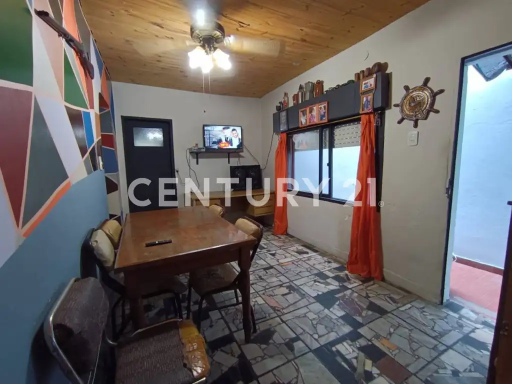 VENTA DE CASA EN ESQUINA 4 AMBIENTES CON CUATRO LOCALES A RE