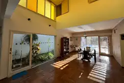 Casa de cinco ambientes con piscina a la venta en Wilde