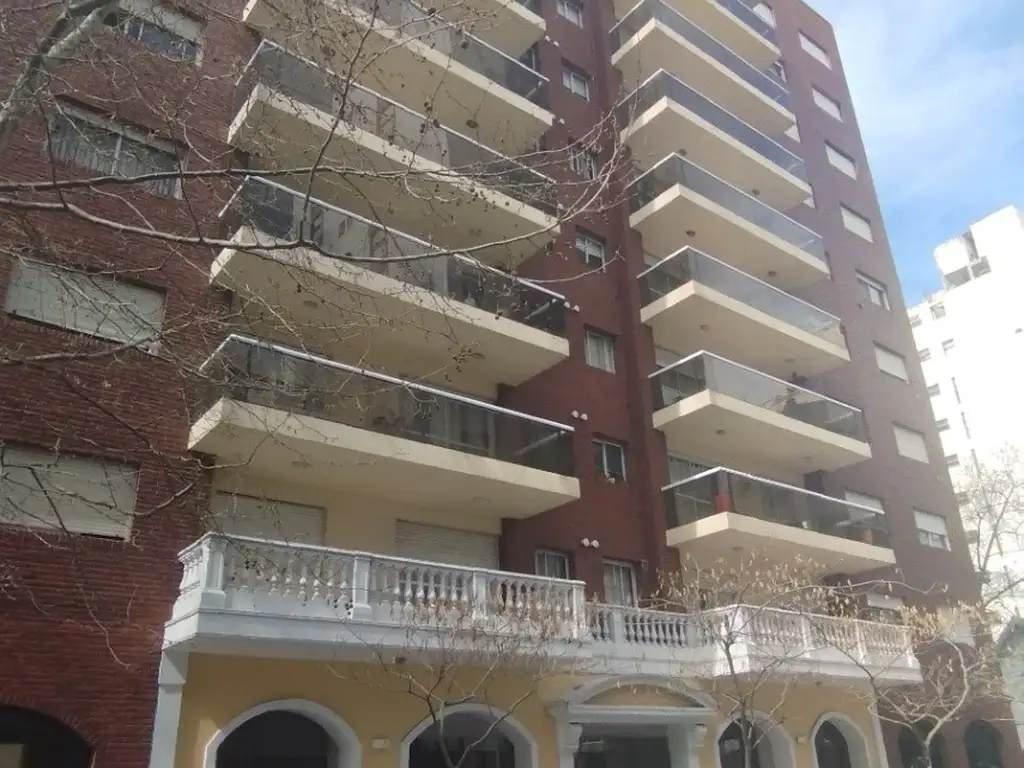 Venta excelente Departamento 3 ambientes con cochera y balcón Terraza. La Perla