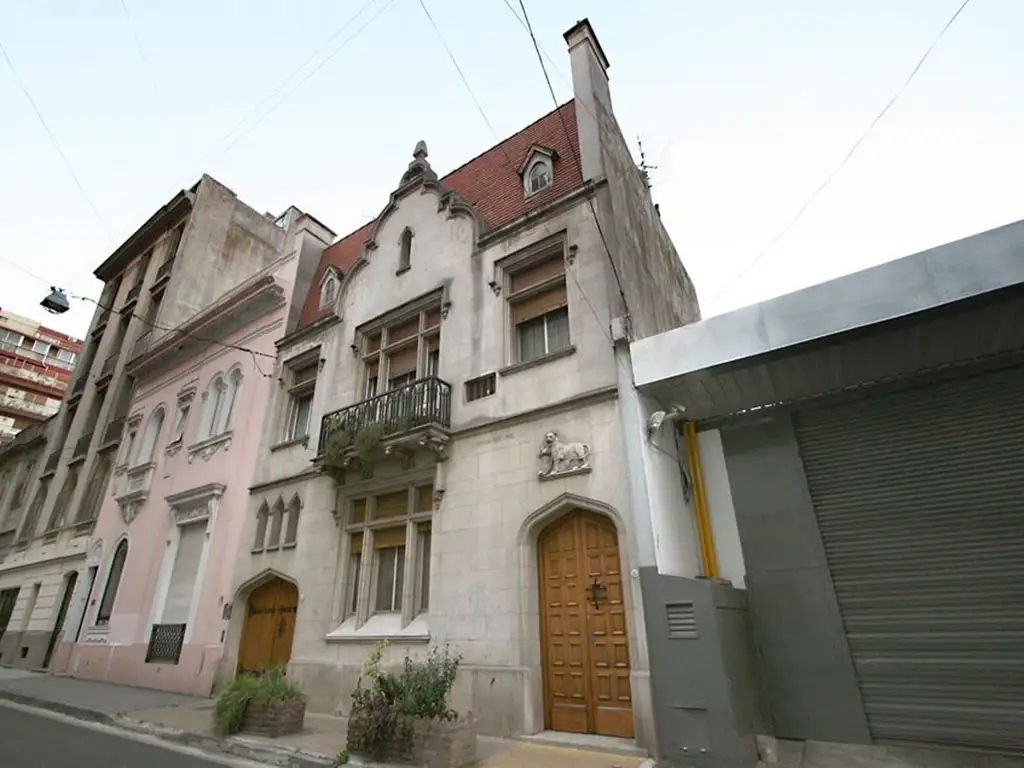 Casa Estilo Tudor - Cochera - Jardín - Única en Caballito