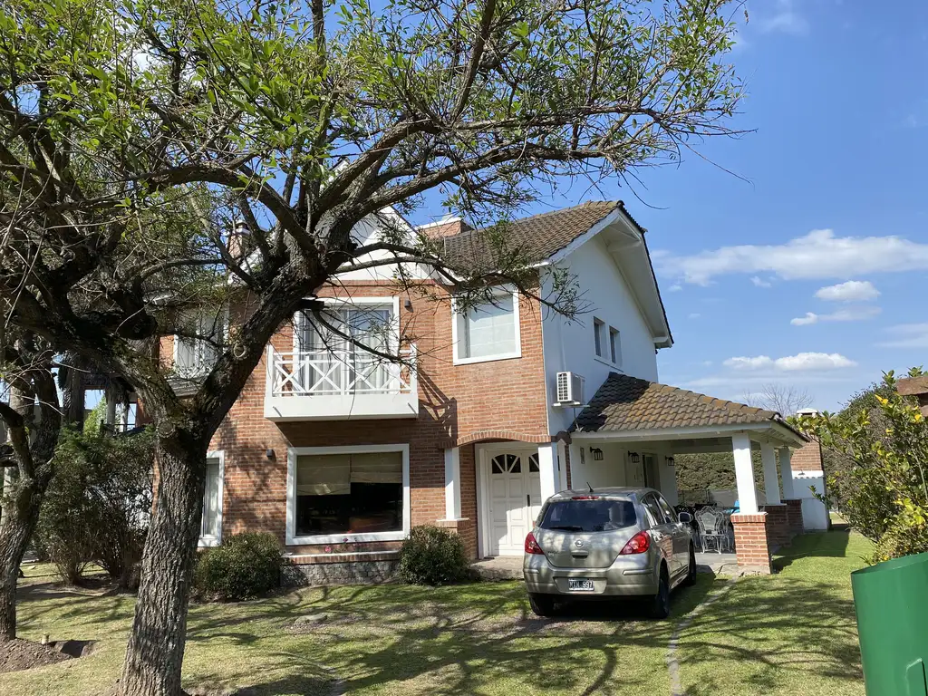 Se alquila excelente casa en Barrio Cerrado - fácil acceso