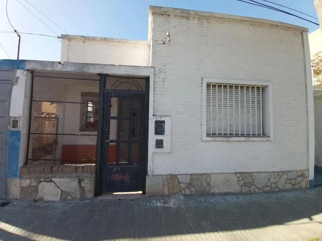 Casa en venta • Dos dormitorios • Pje. Yugoslavia 4400 • La Guardia • Rosario