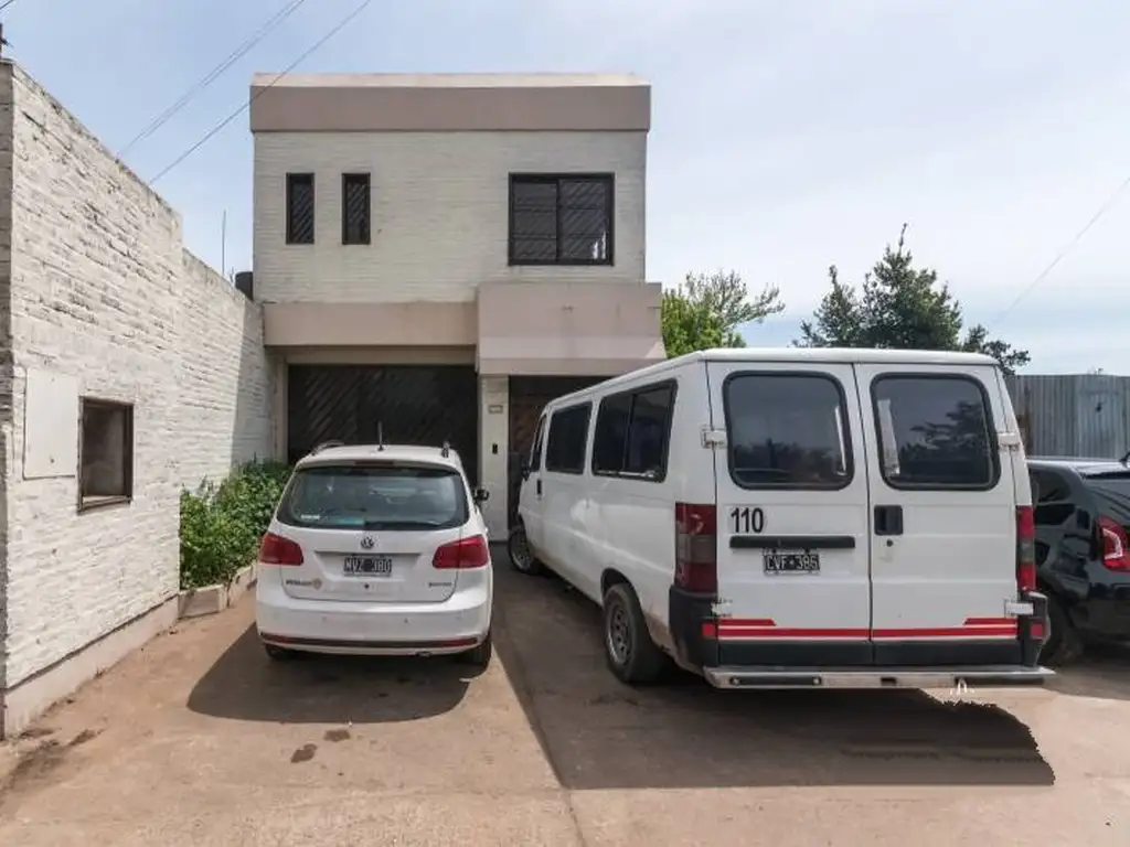 Edificio con entrada de camiones, amplio salon comercial, depositos, oficina, vestuarios, etc