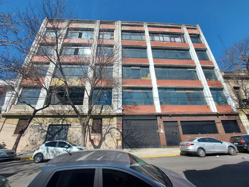 EDIFICIO INDUSTRIAL / COMERCIAL / DEPÓSITO DE 6.600 M2 EN ALMAGRO SUR