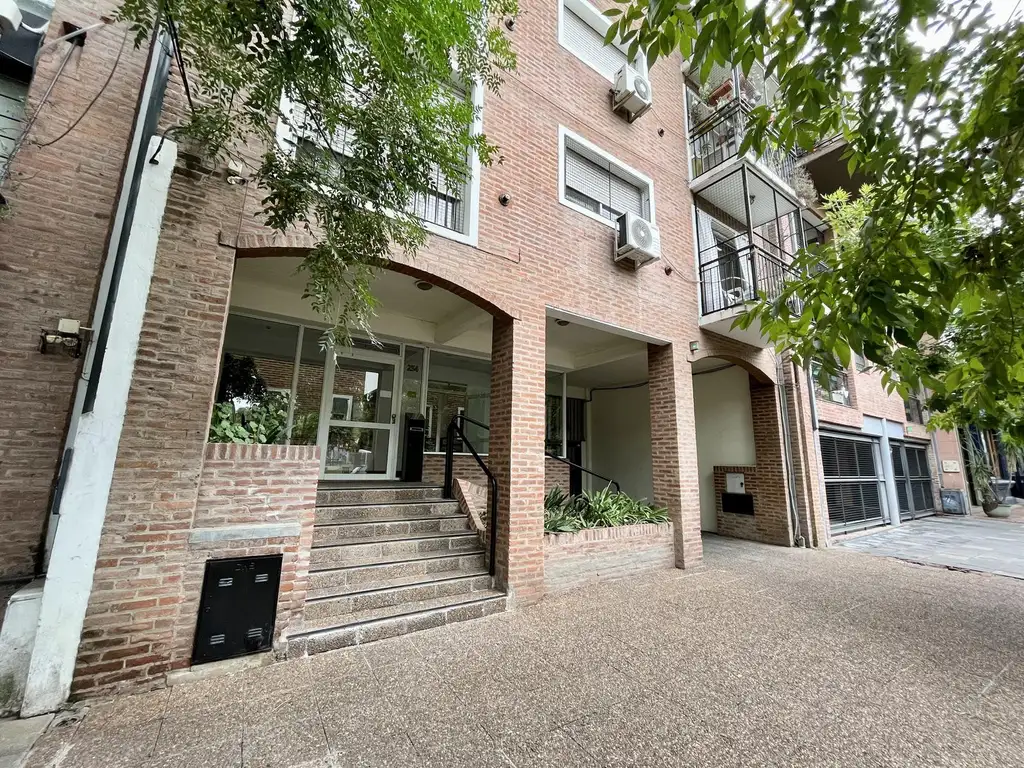 IMPERDIBLE DEPARTAMENTO CON COCHERA Y VISTA ABIERTA TIPO CASITA EN SAN ISIDRO.