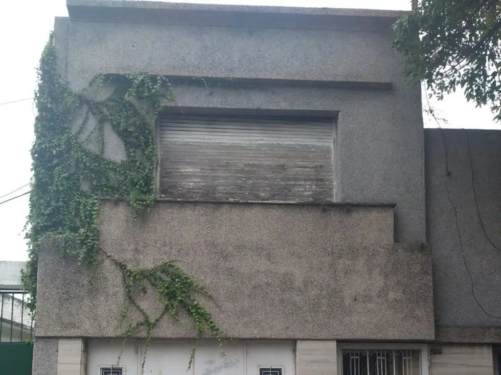 CASA A RECICLAR CON IMPONENTE  TERRENO. REPUBLICA  DE LA SEXTA.