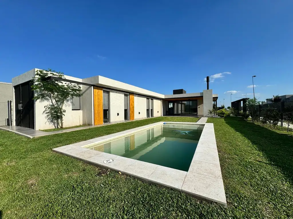 VENTA - Casa de 3 Dormitorios, 2 Baños y Toilette. Jardín y Pileta - Don Mateo, Funes.