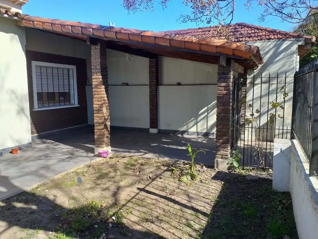 OPORTUNIDAD VENTA CASA 4 AMBIENTES CON PATIO Y COCHERA