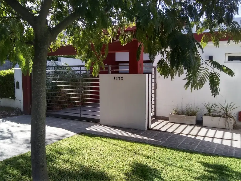 Chalet estilo americano a dos cuadras de la Iglesia