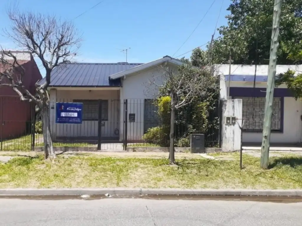 CASA EN VENTA 4 AMBIENTES CON PATIO Y ENTRADA DE AUTO - PABLO PODESTA