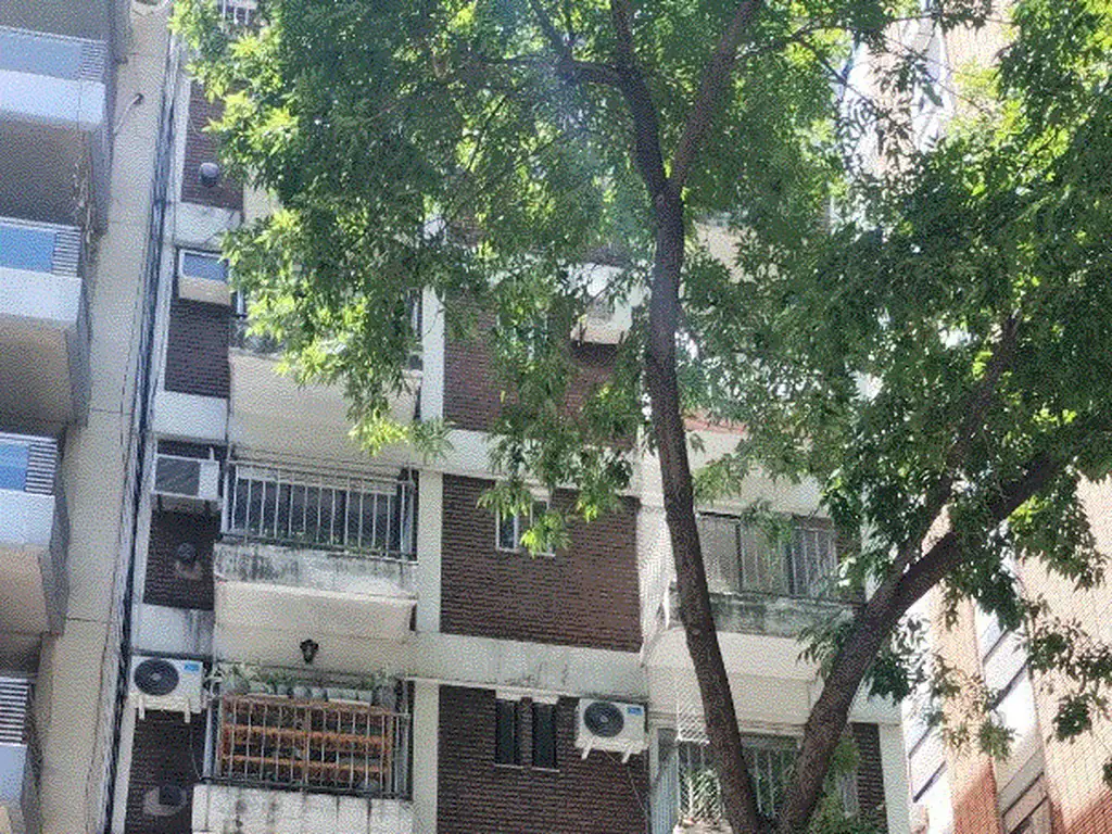 Excelente 4 amb al frente con 2 balcones impecable recién pintado coc. comedor lavadero mts. CABILDO