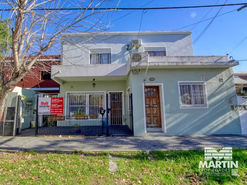 Casa apta 2/3 familias, con patio. Cerca de la plaza e Hipodromo.