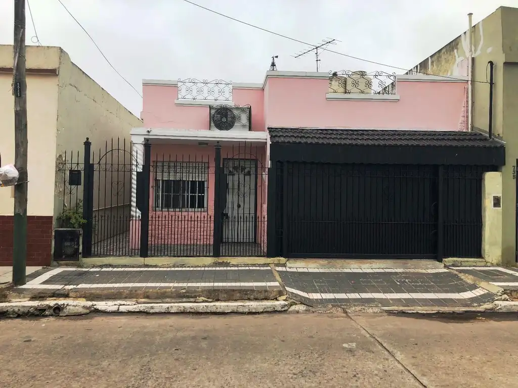 Casa para inversor o dos familias.-