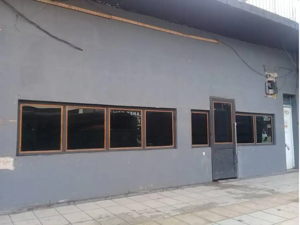 Local comercial en venta sobre Av. Calchaquí. 340 mts2.