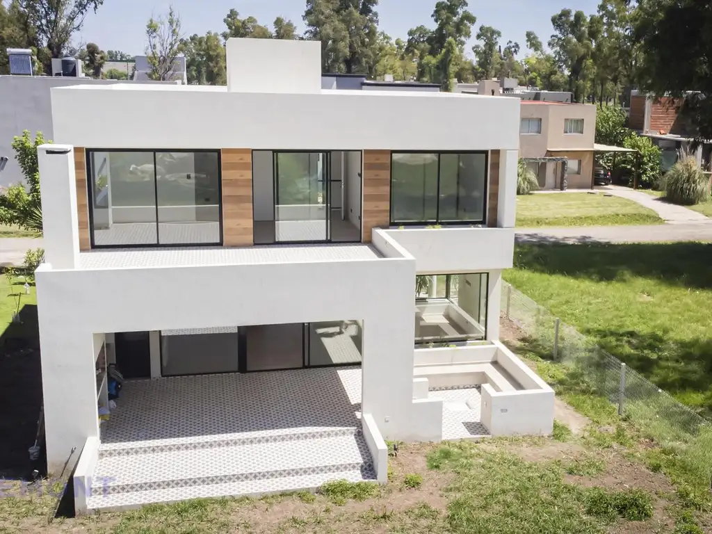 Moderna casa a estrenar en Alvarez del Bosque