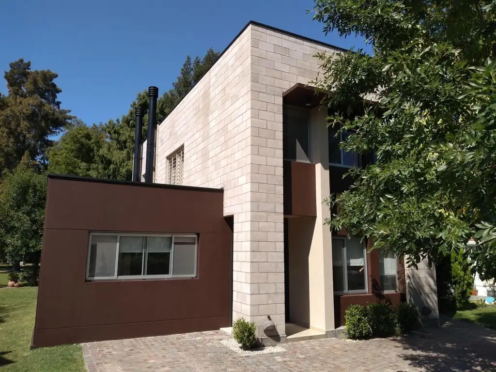 Casa en venta - 4 Dormitorios 2 Baños - Cocheras - 350Mts2 - El Palomar, Cañuelas