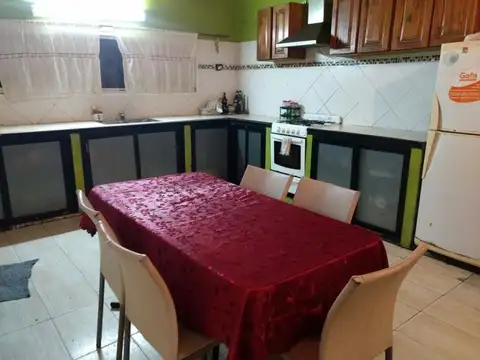 Venta de Casa o permuta, Liv-com, 2 dormit, coch, fondo, lote 10x32, 622 e/ 6 y 7 llamar 422-7790 - Foto 0