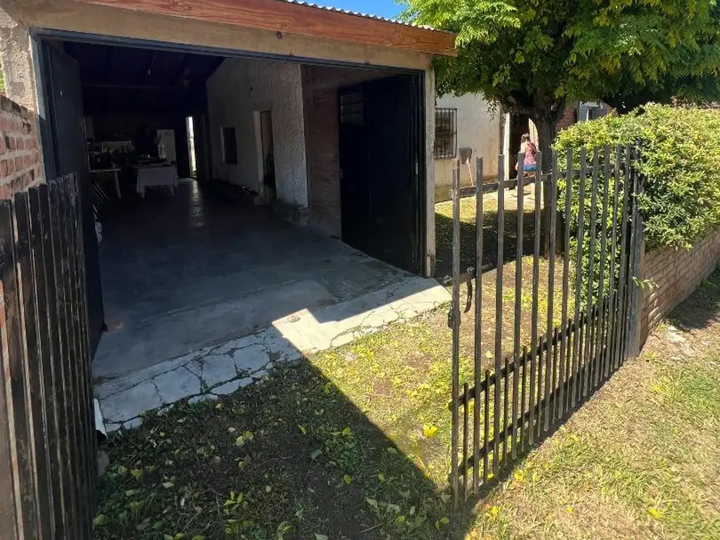 Casa con posibilidad de reformar/reciclar.