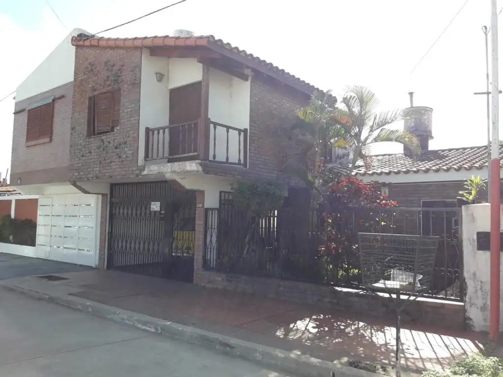 Vendo Excelente Chalet 3 D. con Dpto. 2 D. en Planta Alta