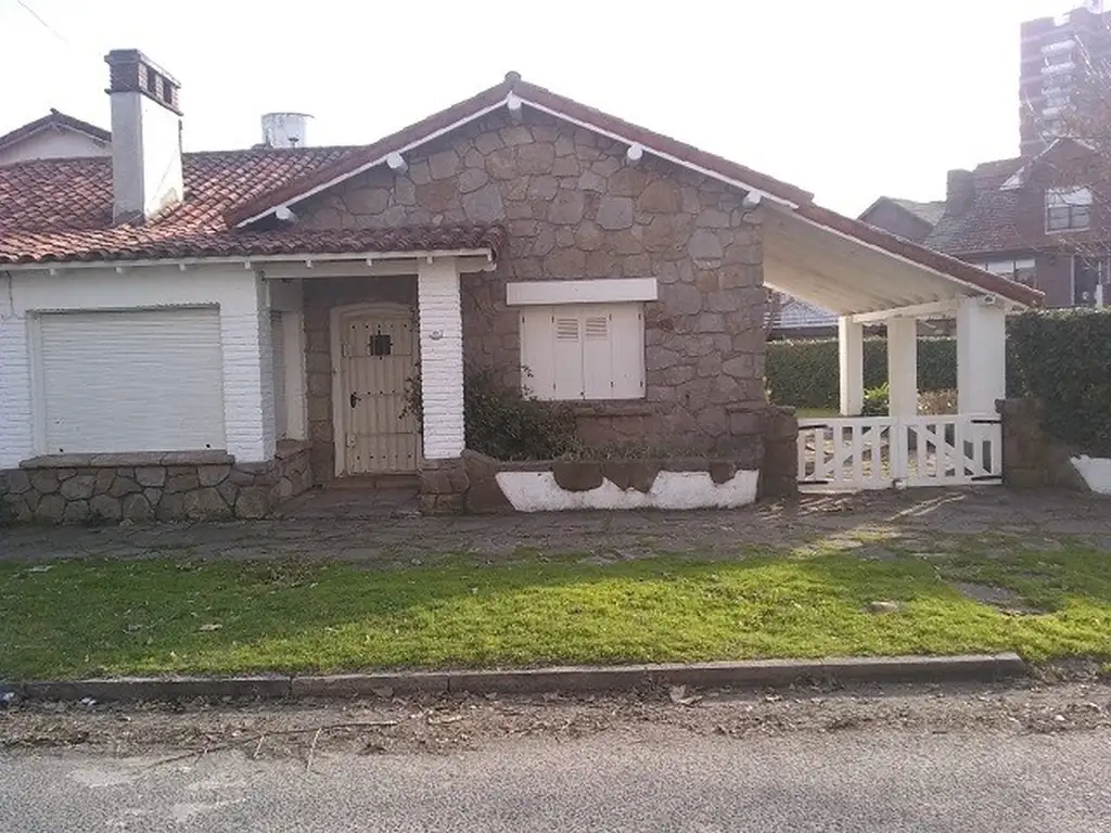 Chalet de cuatro dormitorios a tres cuadras del mar y a tres de la peatonal