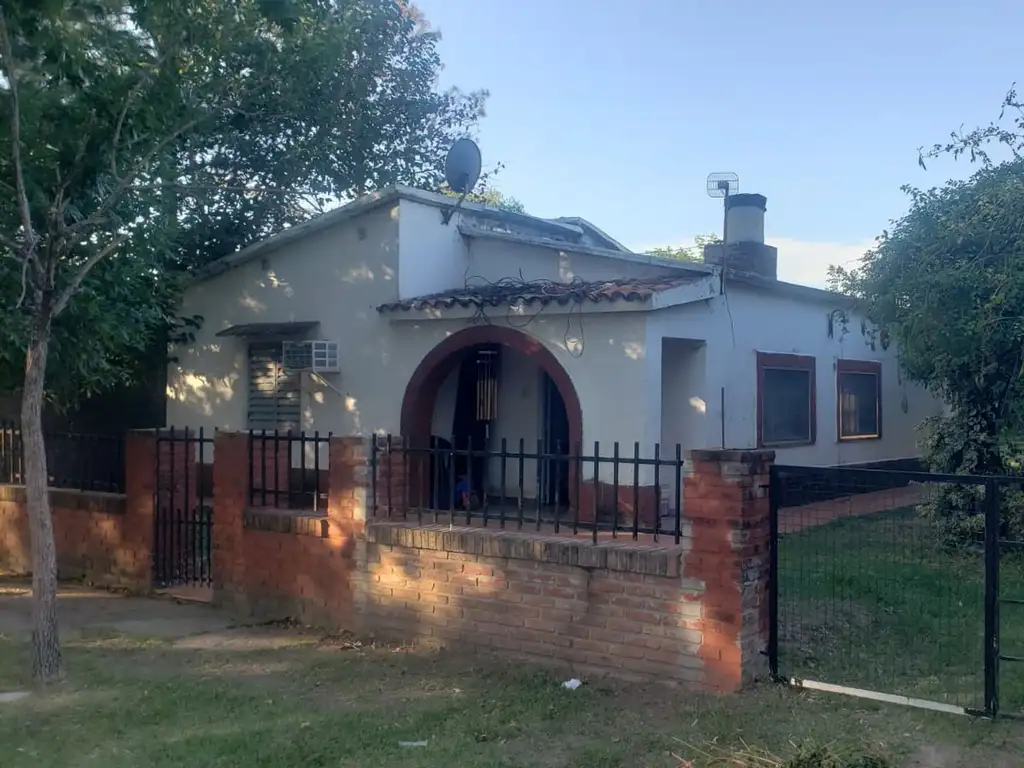 Se vende casa de 2 dormitorios Sauce Viejo centro