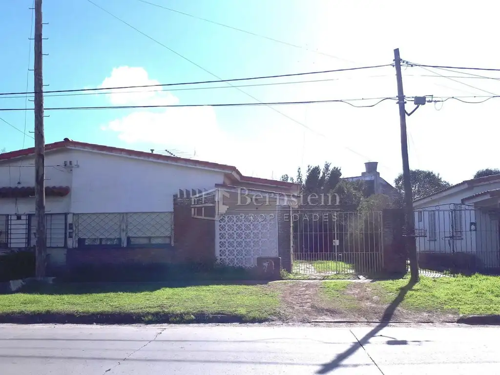 CASA EN VENTA :: 3 AMBIENTES :: ACCESO OESTE :: 295m2