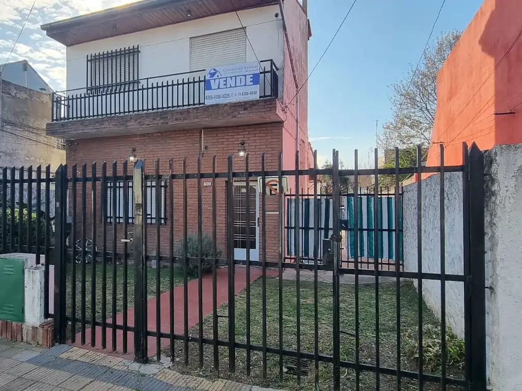 EN VENTA EN CASEROS CASA SOBRE LOTE PROPIO DE 4 AMBIENTES - FICHA 9591