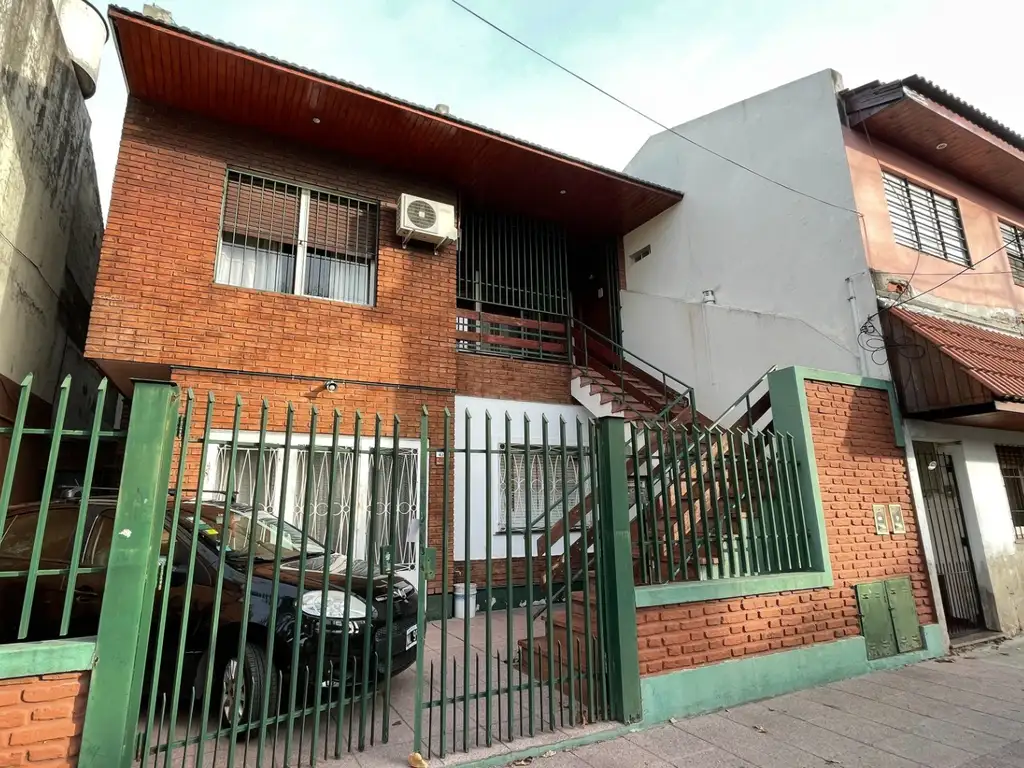 Casa 4 ambientes en planta alta con patio y terraza