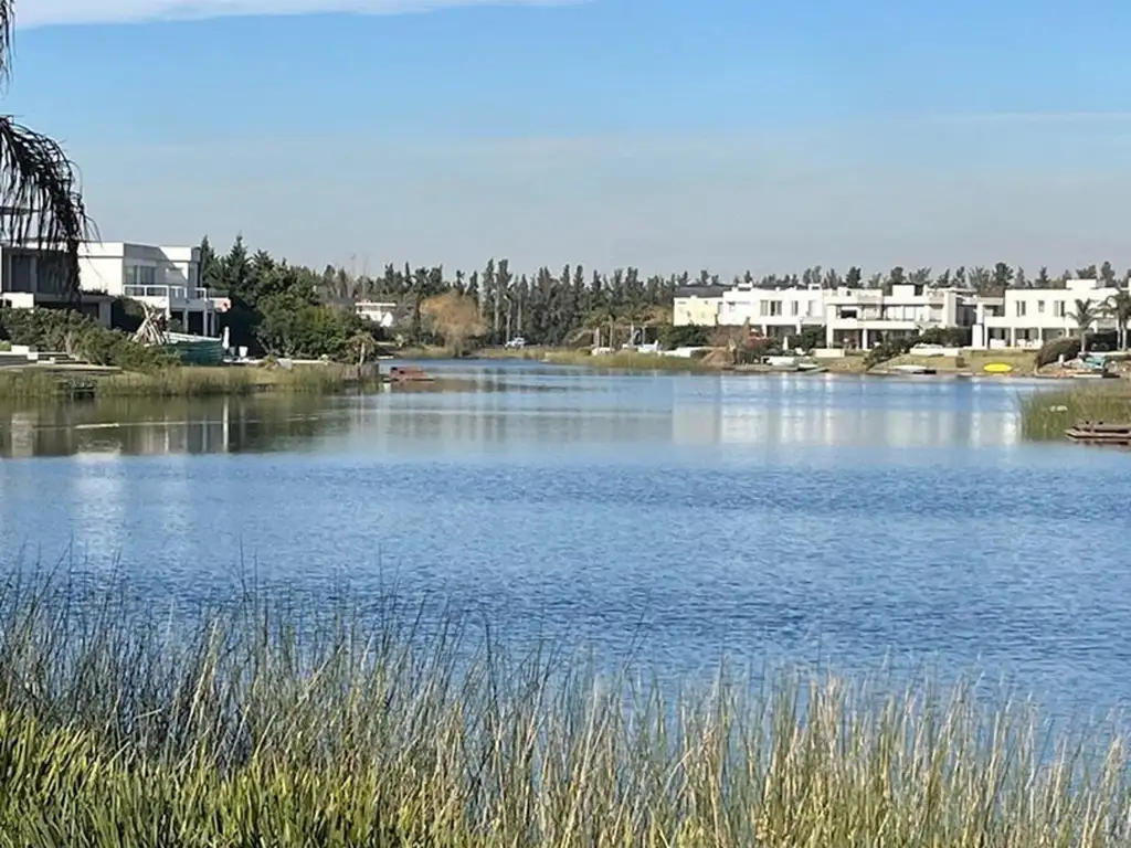 Casa al lago,  en barrio Los Lagos, Nordelta, Tigre